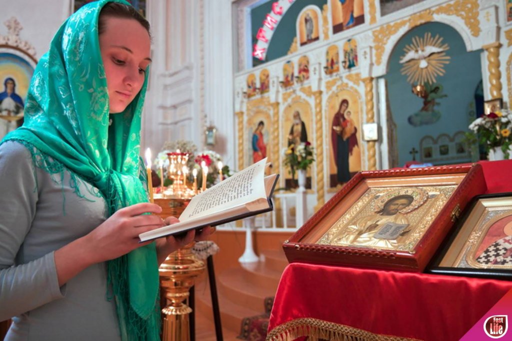 Кофе православные знакомства. Девушка в храме. Православная женщина. Православная девушка в церкви. Девочка в храме.