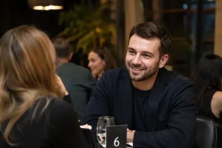 «Не ищу пару, ищу вечер»: зачем Максим регулярно ходит на speed dating